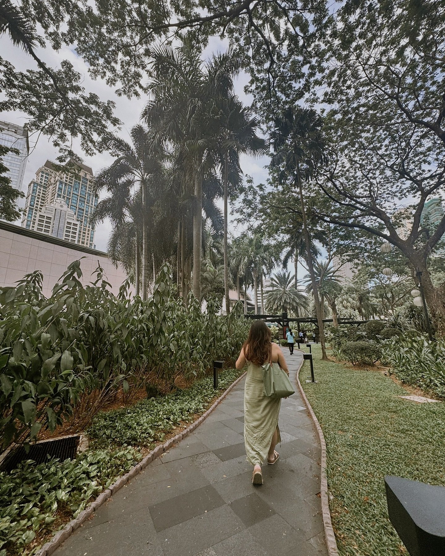 my first time in 🇵🇭

thank you @marviejean for planning such an epic few days for us! @lakifern @fashaunista i thoroughly enjoyed our trip around the city of longganisa, $11 blow drys, mamser, cool bars and (suzuki) jimnys 🚙 and i&rsquo;m sure we 
