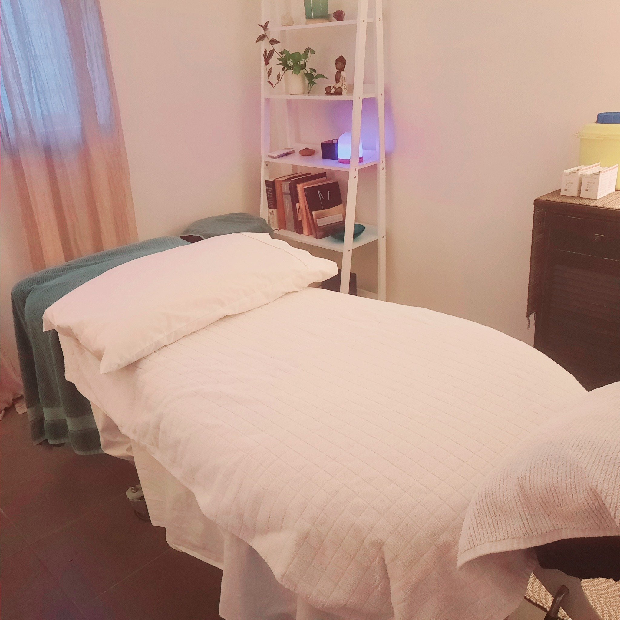 Calm Saturday

Had a relaxing mid-morning experience with Cathy at Yin Studio.  I'm feeling a sense of calm after my beautiful acupuncture session.

The clinic offers a range of services and activities for everyone: acupuncture, cupping, Chinese herb