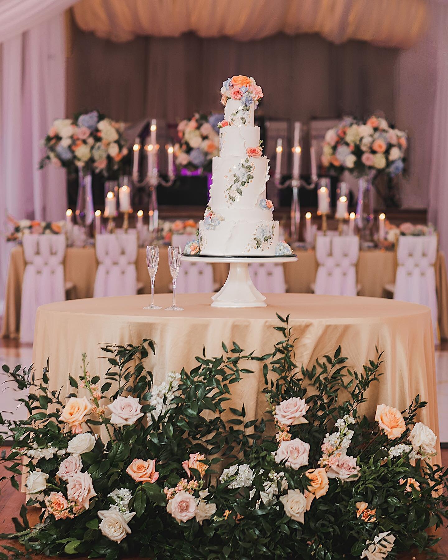 We just LOVE a gorgeous cake focal point! Look how beautiful this gorgeous wedding cake by @barbs_cakes. We loved designing this as a center point of our event design with fresh floral accents to give the this show stopper the finishing touch! Check 
