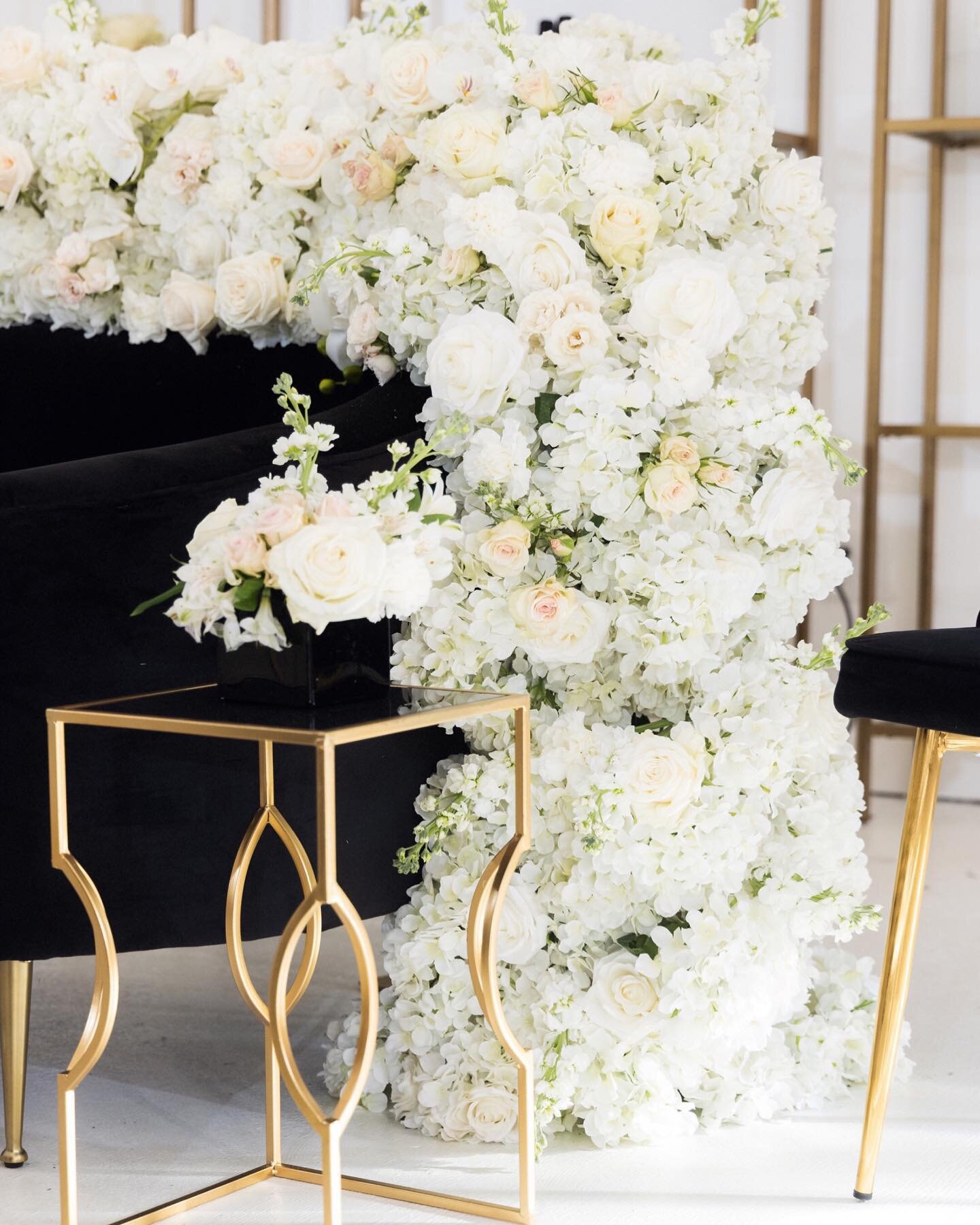 A Lush Floral Cascade. Dreamy if I do say so myself! 🖤💛🖤

Florals, Design, Decor Rentals: @sweetluxuryevents
Photography: @andrebrownphoto
Venue: @rundevueventvenue 

#sweetluxuryevents #engagementparty #luxuryrentals #alabamawedddings #bridetobe 