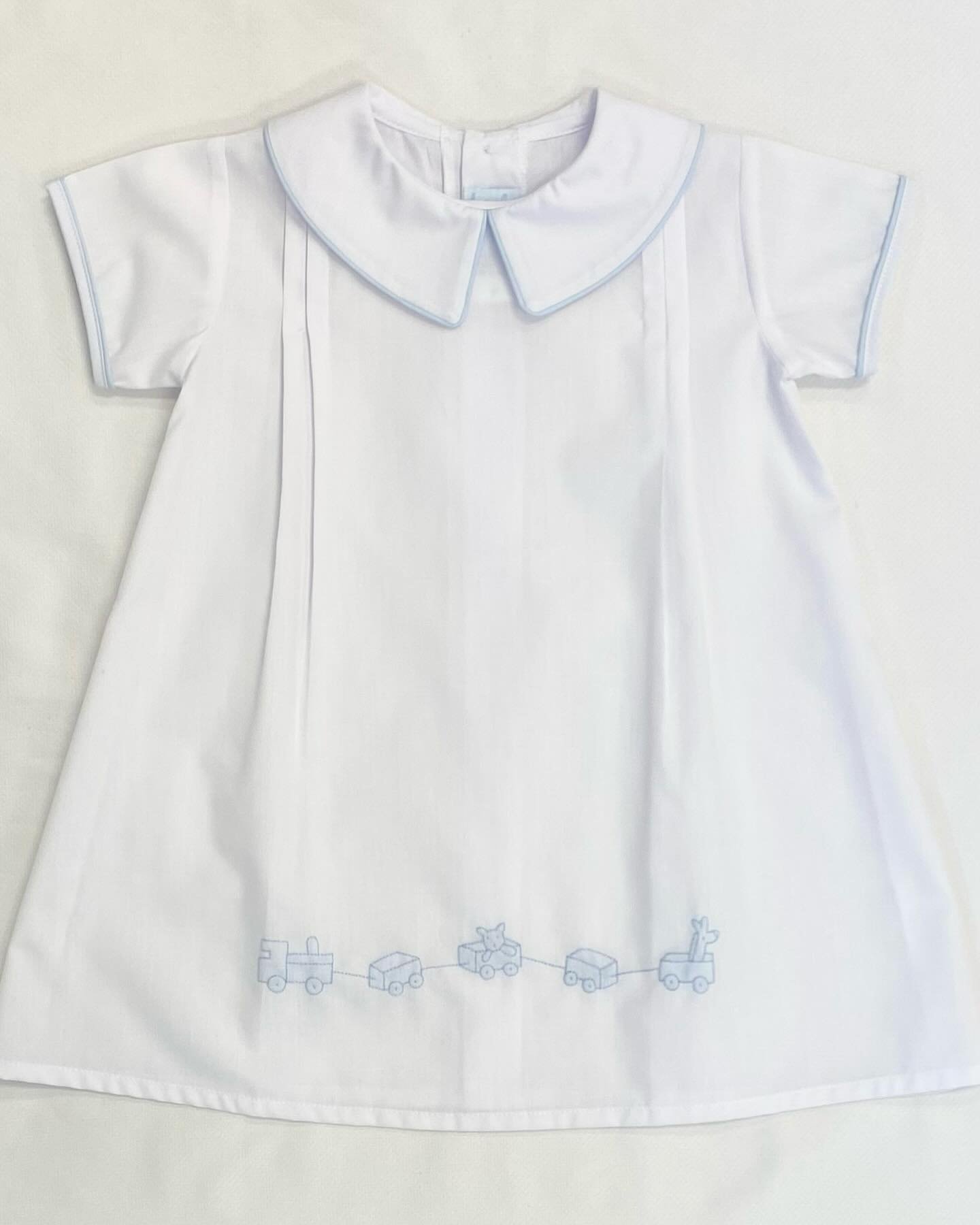All the sweetness of some new baby boy arrivals&hellip;
(Check out today&rsquo;s story for more!)
@auraluzbaby 
.
.
#childrensshop #childrensshopatl #layette #babyboy #boydaygowns #auraluz #shoplocal