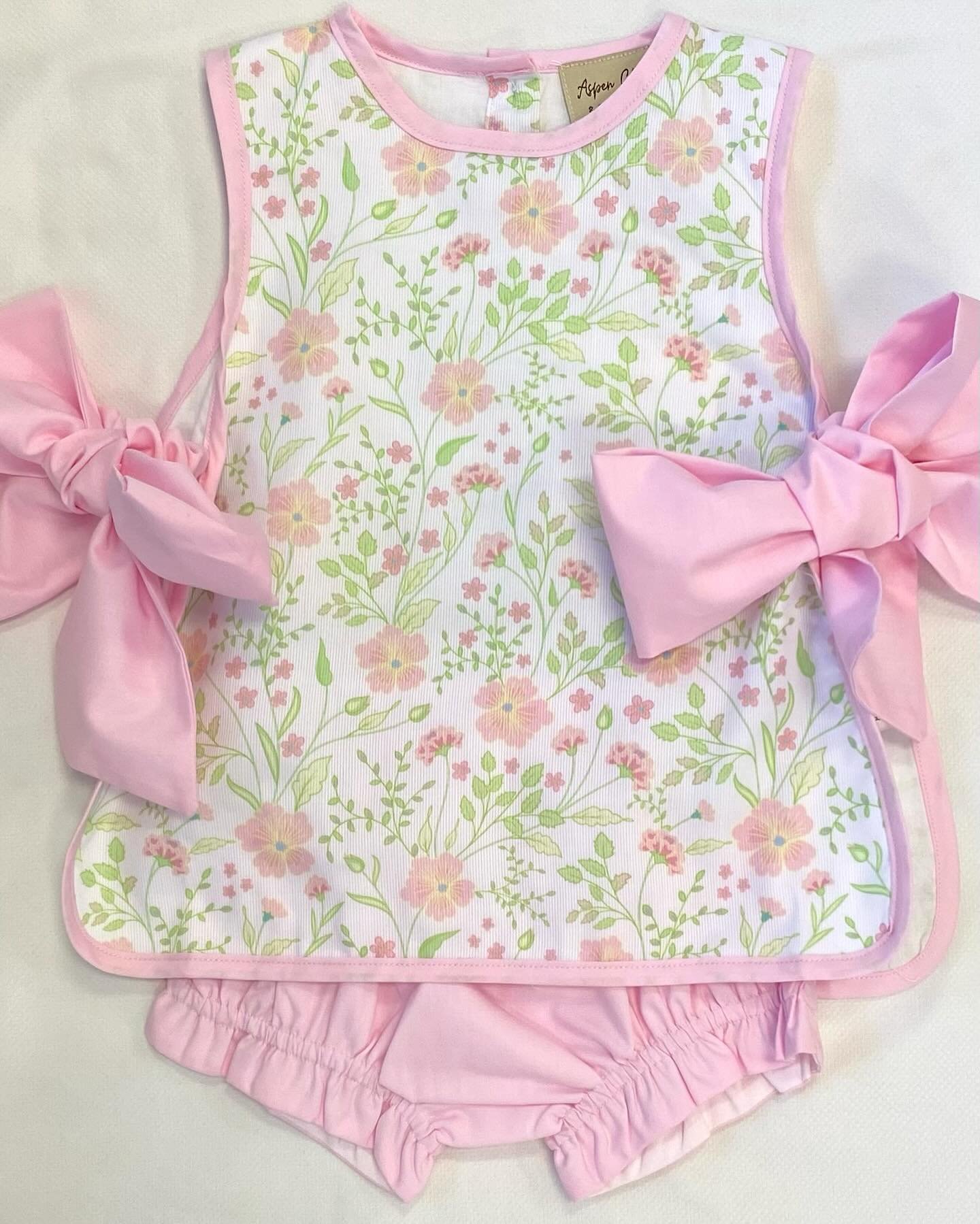 The sweetest diaper set with the sweetest details 🎀

.
.
#childrensshop #childrensshopatl #diapersets #aspenclaire #shoplocal