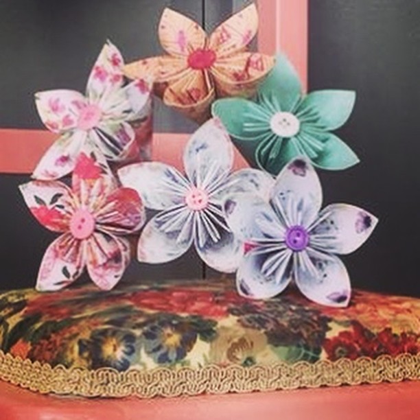 We love making these paper flowers for our customers @justlikehomeinteriors perfect to brighten any home and last throughout the whole season #justlikehome #paperflowers #paperfolding #workshop #makeyourown #homedecor #patternedpaper #flowers #origam