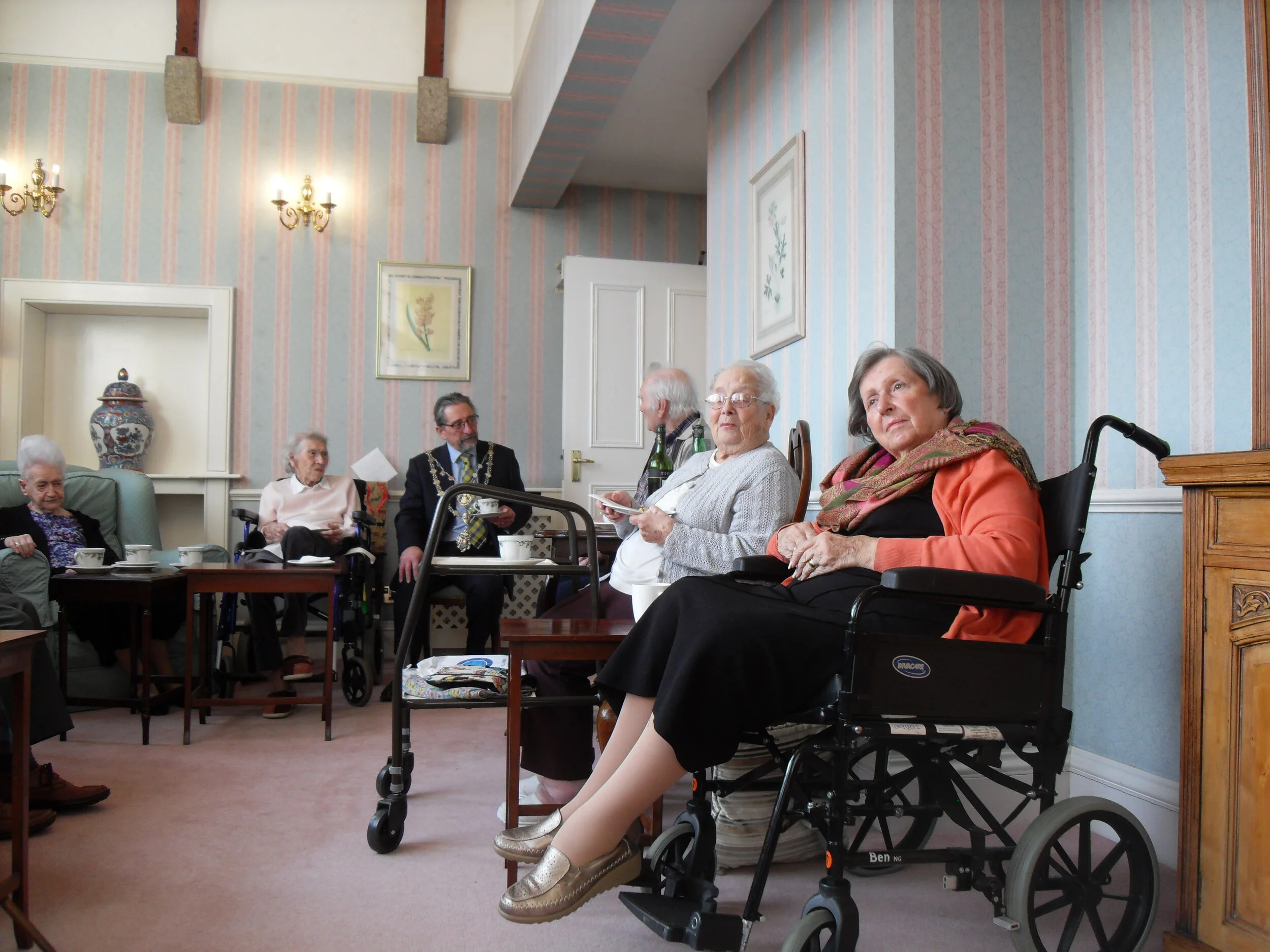 The Right Worshipful the Mayor of Truro Cllr Bob Smith visits Tregolls Manor Care Home