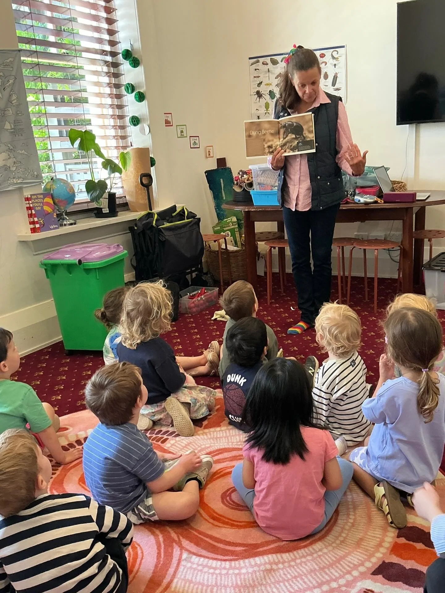 🌍♻️ Recycling Heroes in Training! 
Today we had another wonderful visit from Carol from Planet EarthKids, who came to teach us all about recycling and why it matters.
Carol explained that recycling means giving old things a new life instead of throw