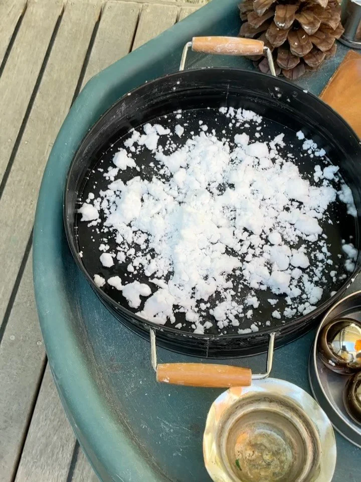Nursery stepped into a winter wonderland with our easy-peasy two-ingredient snow! Made from bicarbonate soda and water, this sensory delight is perfect for exploring the magic of texture. ⛄️