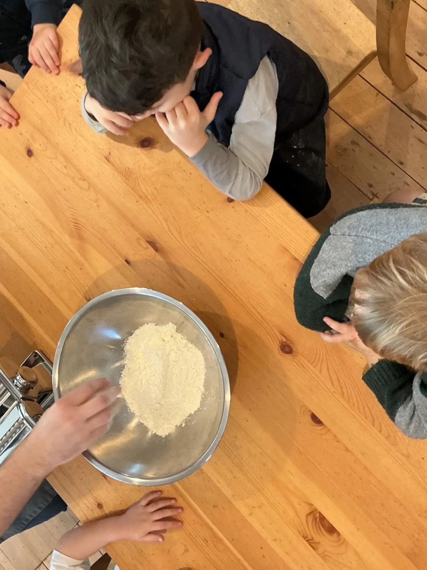 Hands in flour, curiosity leading the way, and little minds exploring every step. 🍝✨
This week in our weekly cooking class with Chef Kamilo, our 3-year-olds experienced the magic of making pasta from scratch. They felt the dough transform under thei