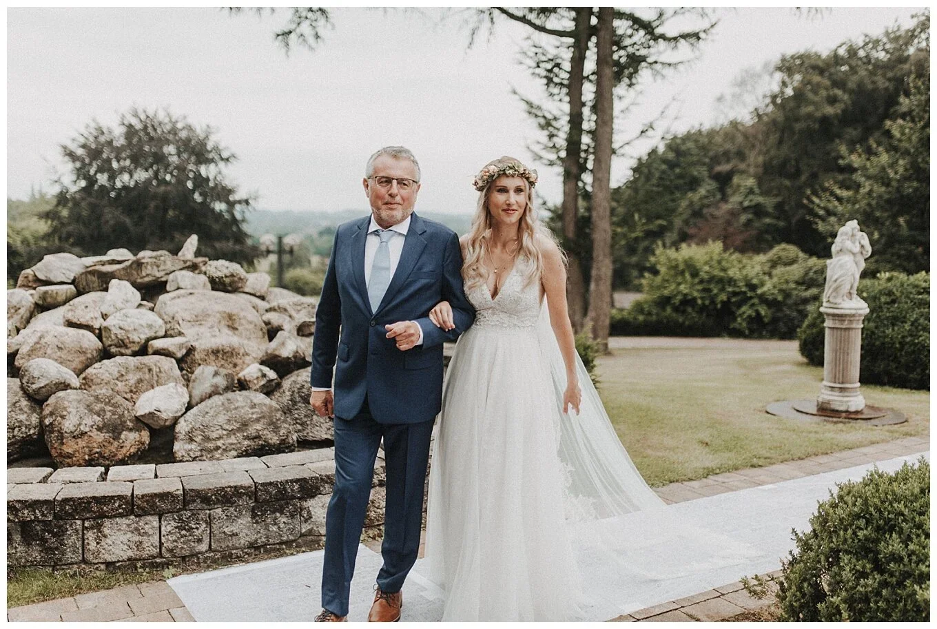 Brauteinzug begleitet vom Vater Weissenburg Billerbeck Hochzeitsfotograf