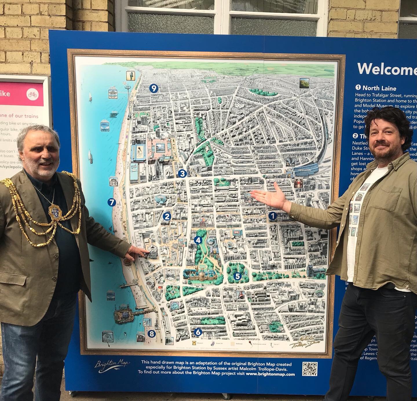 Post of me proudly presenting my #brightonmap #brightonstation to the mayor and Mayoress of Brighton. Cut him out of the previous post ;) @visit.brighton @brightonmuseum @brightonartistsnetwork @brightonargus #sussex #sussexart #visitbrighton #handdr