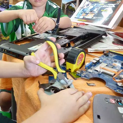 Dismantling-a-laptop-at-tinkering.jpg