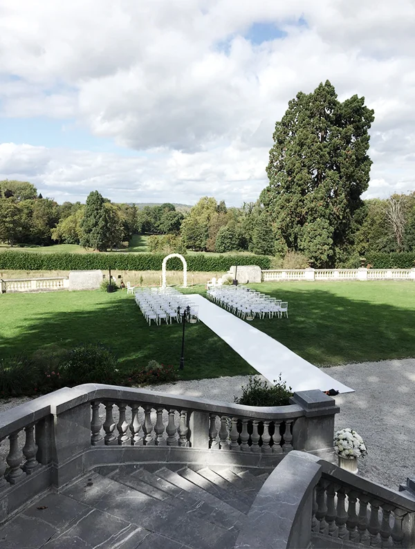 C., une brillante wedding designer issue des A.P.R©Formations participe à l'organisation d'un mariage en 7 jours en Île-de-France.