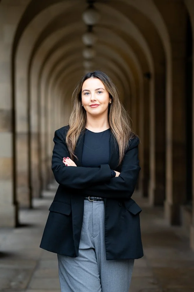 PORTRAIT IMAGE OF A BUSINESS LADY UNDER THE ARCHES IN MANCHESTER