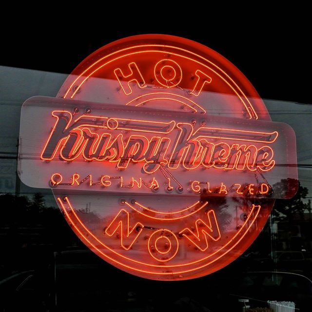 You know what to do when that light comes on! 🔥🍩 #welikeithot #krispykremegainesville #krispykreme #doughnuts #madefreshdaily