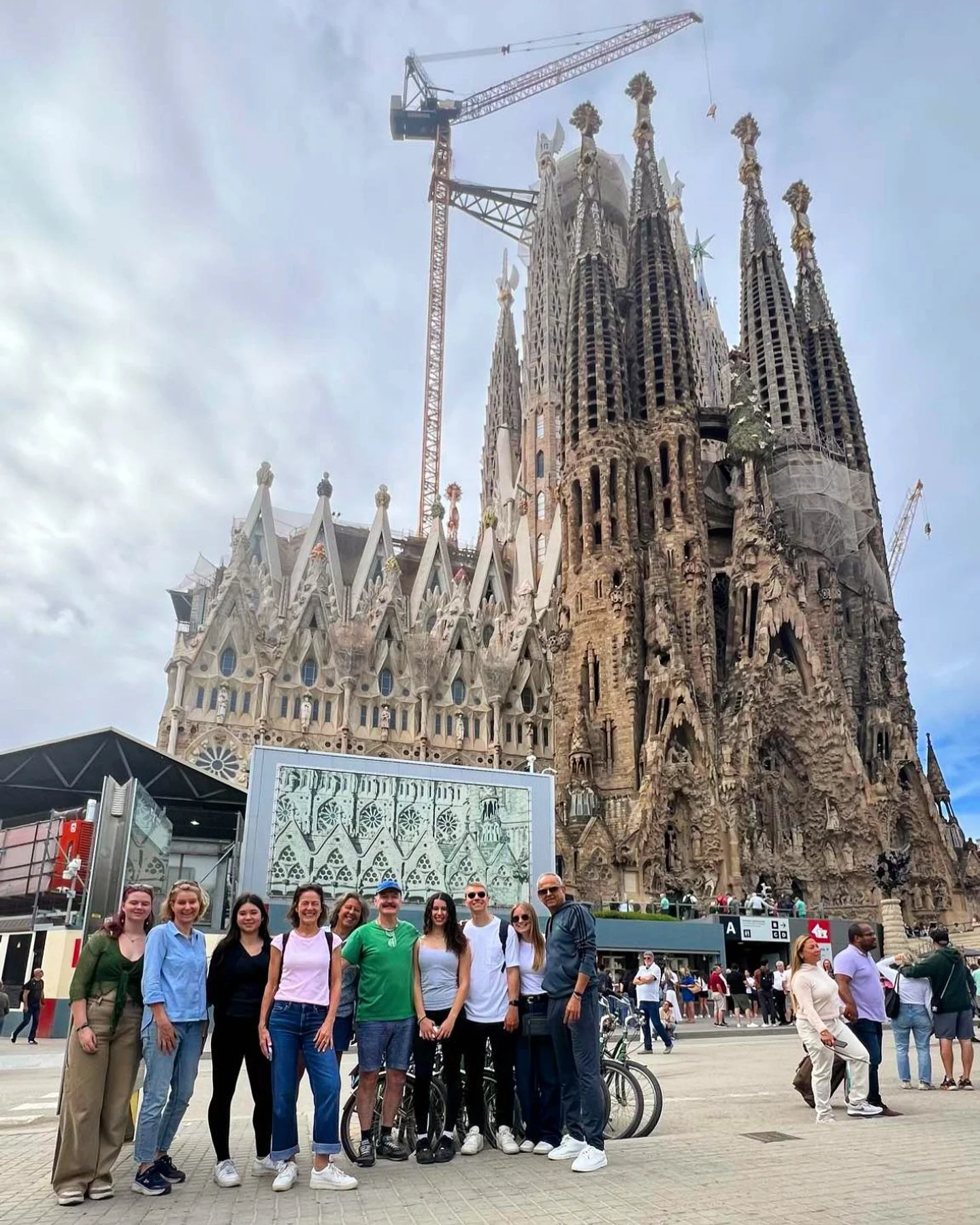 Obligatory shot 📸 #sagradafamiliabarcelona #sagradafamilia #barcelona #gaudi #biketour #buenavistatoursbarcelona #bcn #catalunya #cycling #modernism
