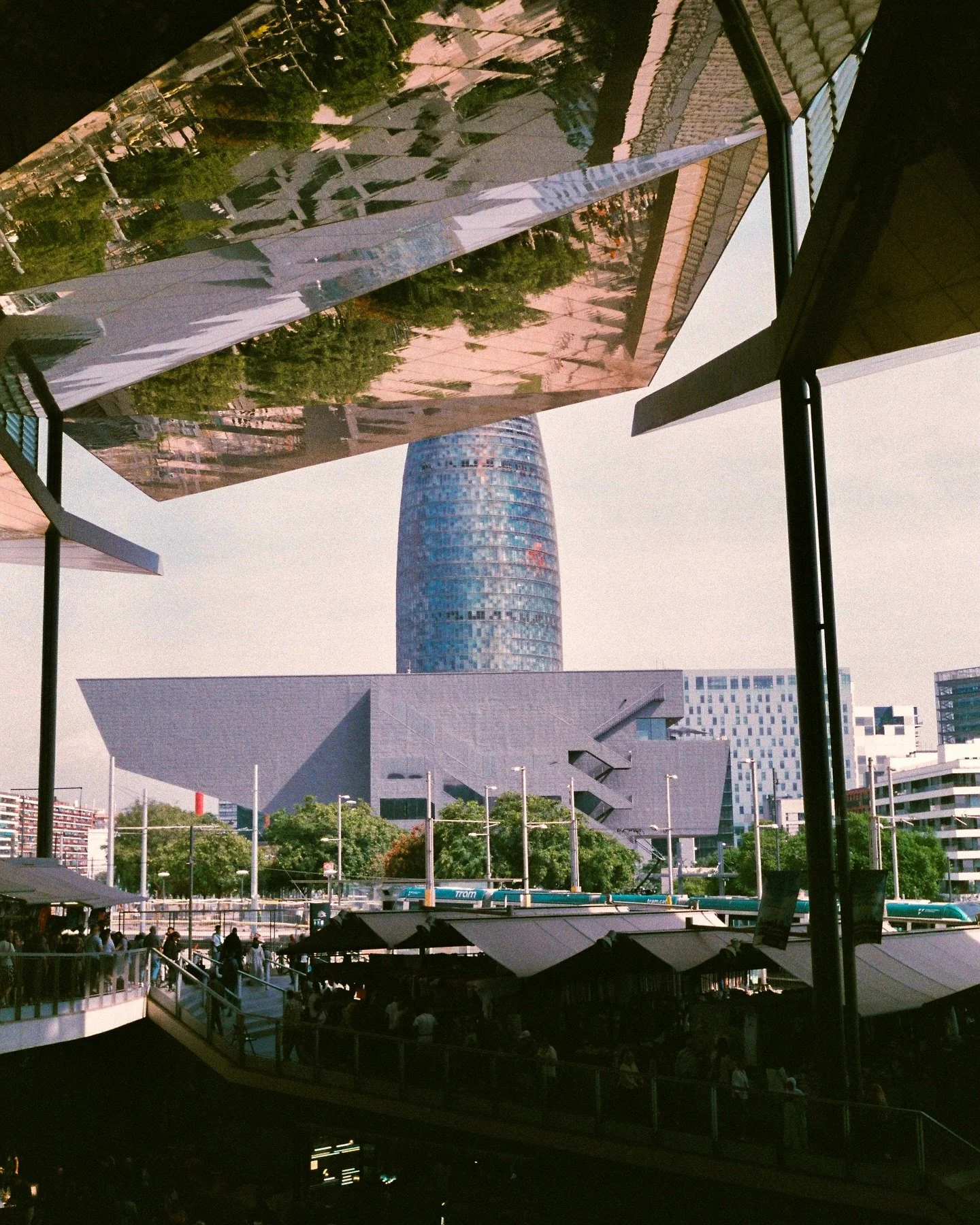 Not everything is about Gaudi ( don&rsquo;t get us wrong , we love him ) ! Book your private tour and discover more modern architecture in Barcelona ! More info on our website !  #barcelonacityimages #barcelona #bcn #barna #architecture #modernarchit