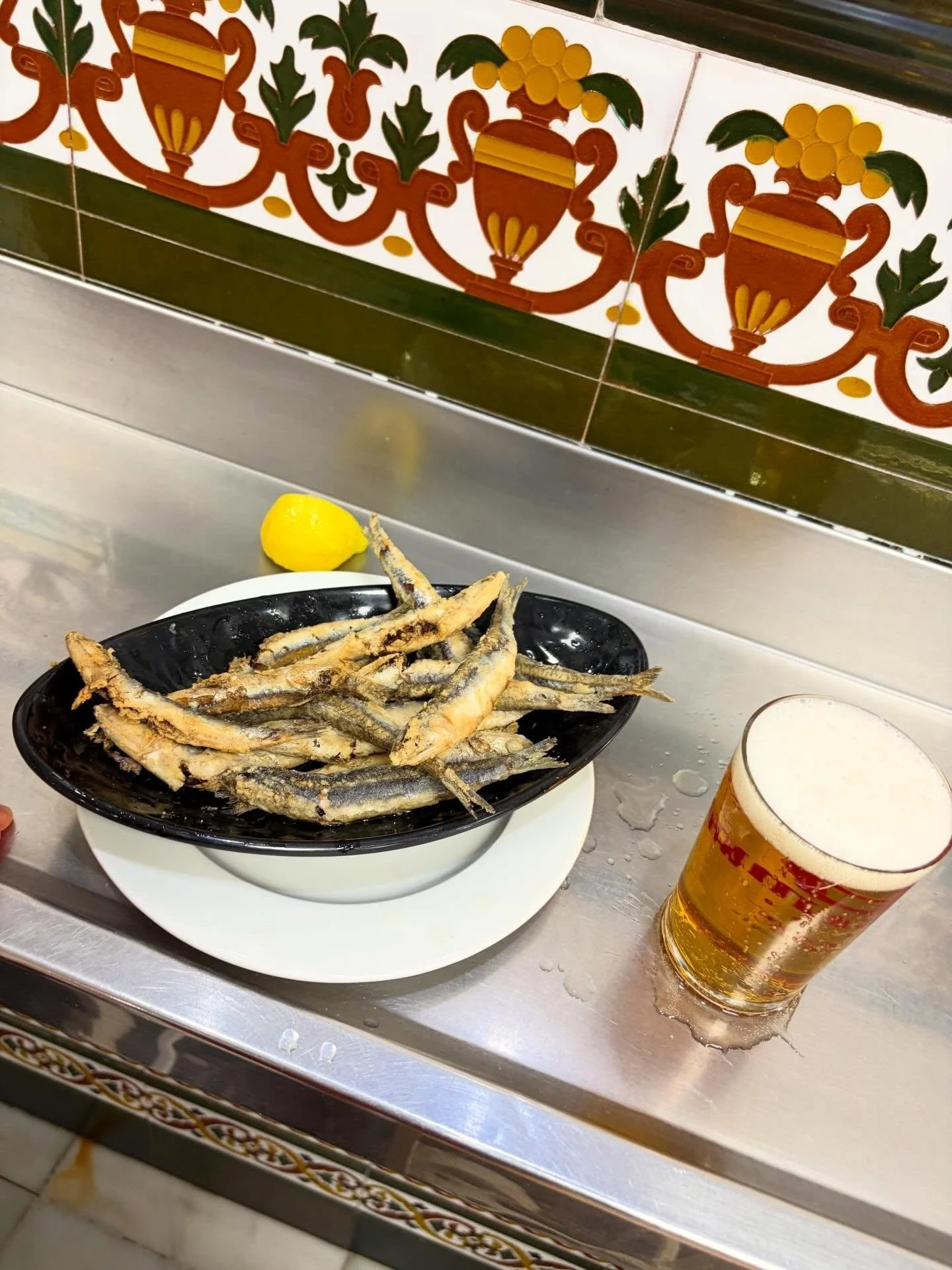 Golden hour in Barcelona tastes like this: crispy pescaditos fritos, a cold beer, and the simple joy of typical Spanish snacks by the bar. 🇪🇸✨

Join Buena Vista Tours to discover the flavors locals love. #BarcelonaFood #TapasTime #BuenaVistaTours #