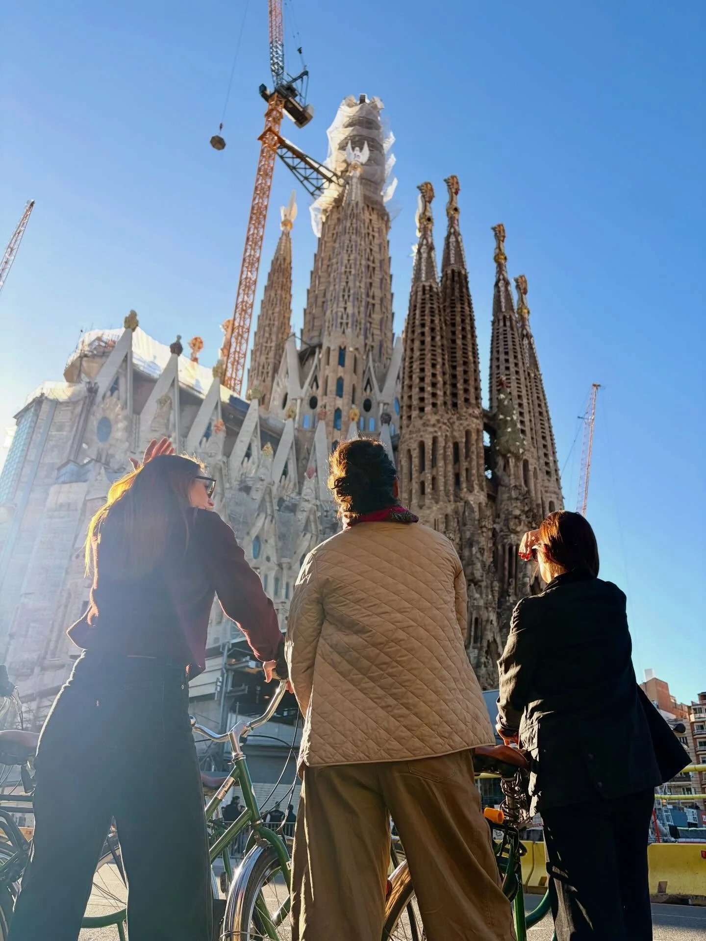 Just cruising Barcelona by bike, soaking up the views with Buena Vista Tours Barcelona 🚲☀️
Casually stopping by the stunning Sagrada Familia like it&rsquo;s no big deal.

Honestly one of the best ways to see the city ! 🚲&hearts;️