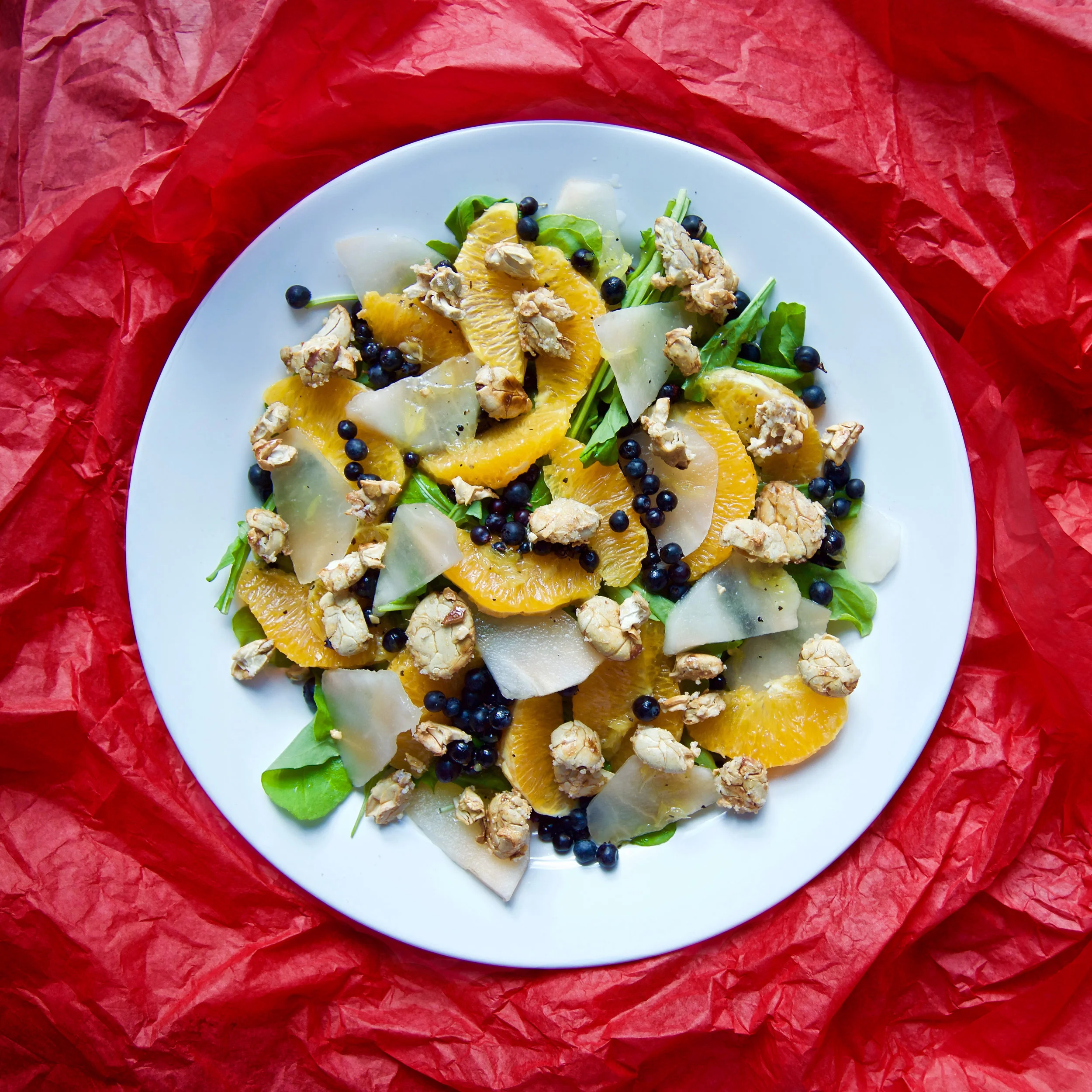 Ensalada de frutas andinas, rúcula y macambo caramelizado
