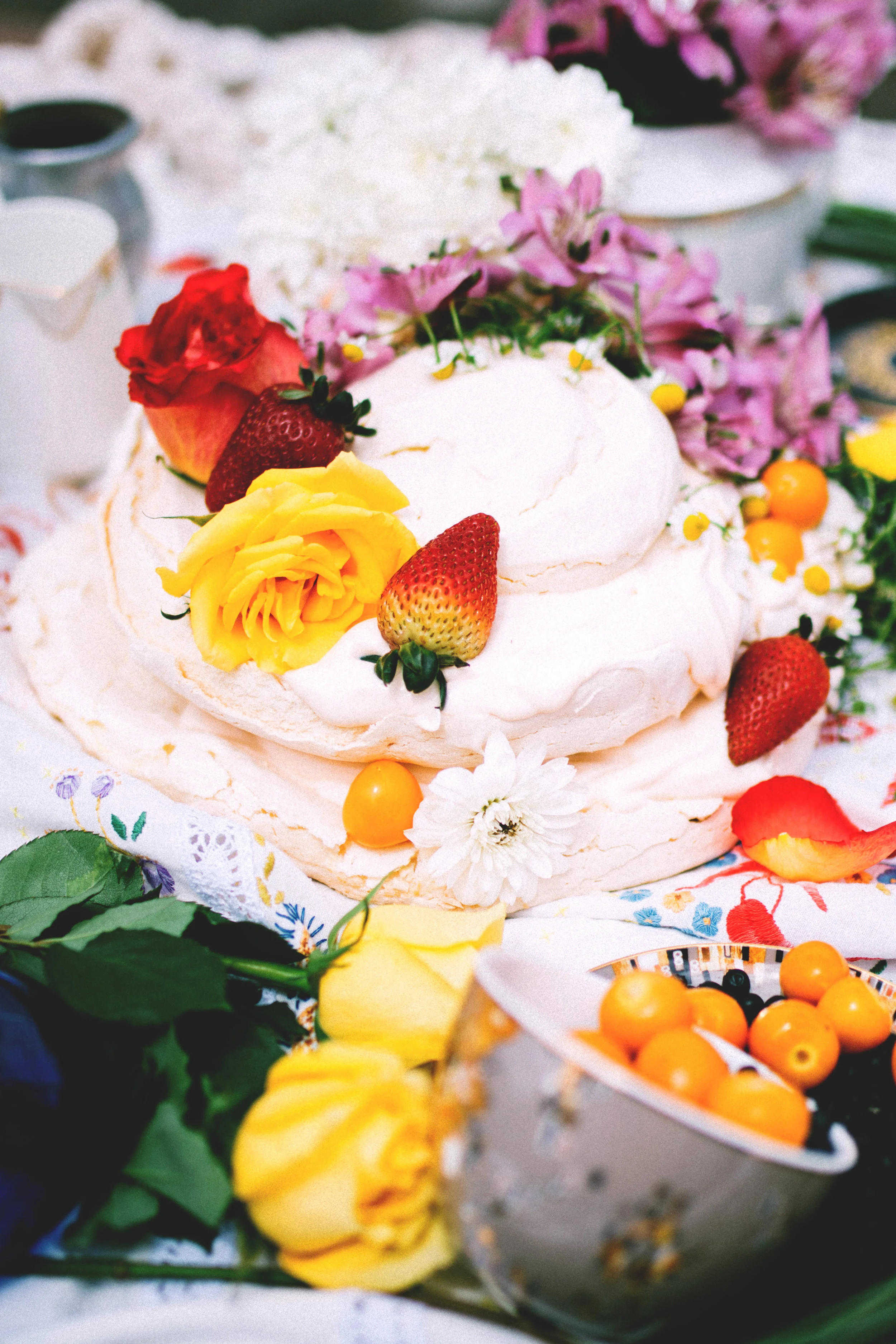 Pavlova de rosas y frutas de estación