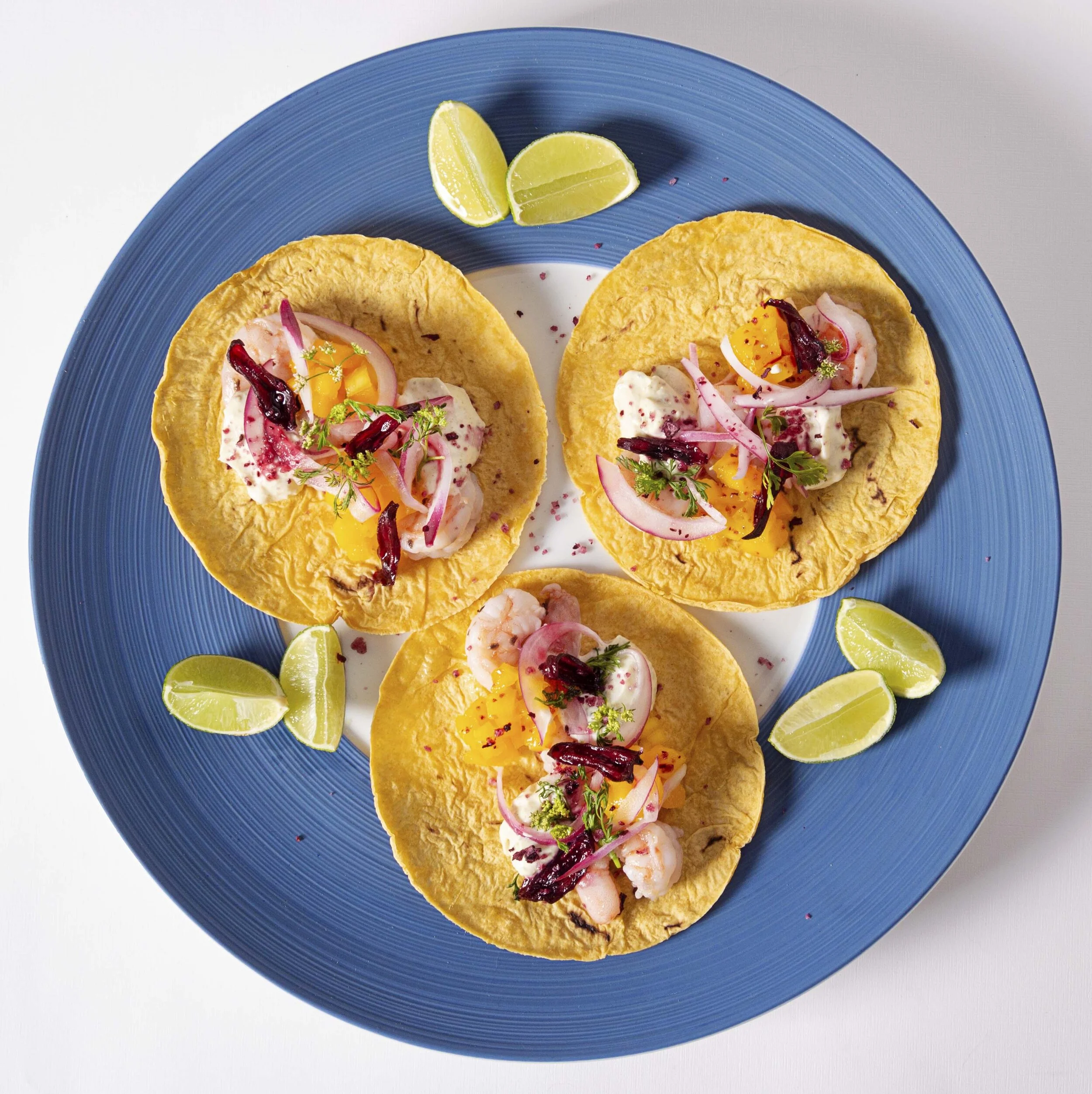 Tacos de camarón con sal ahumada de Jamaica