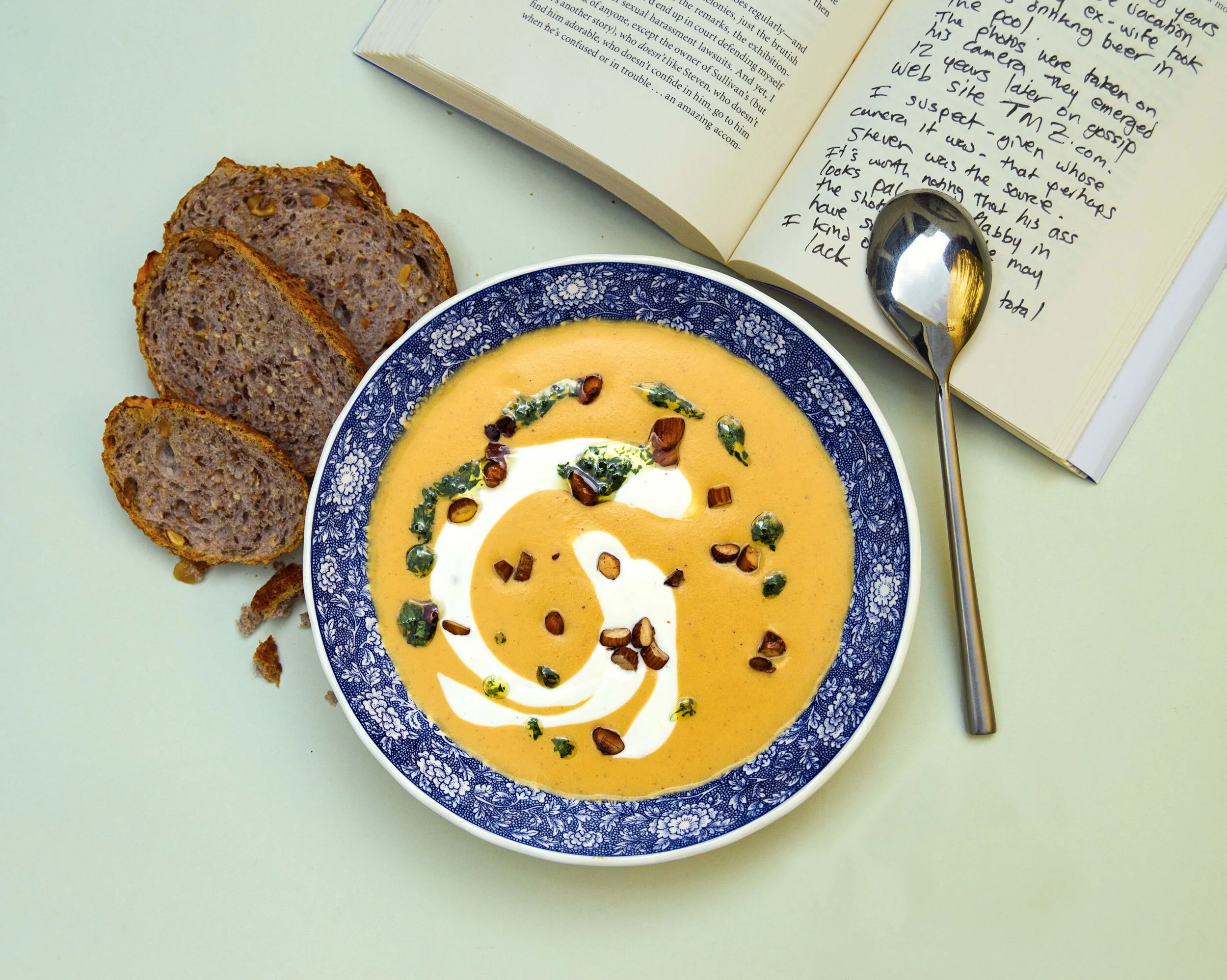 Sopa especiada de zapallo con salsa de yogurt
