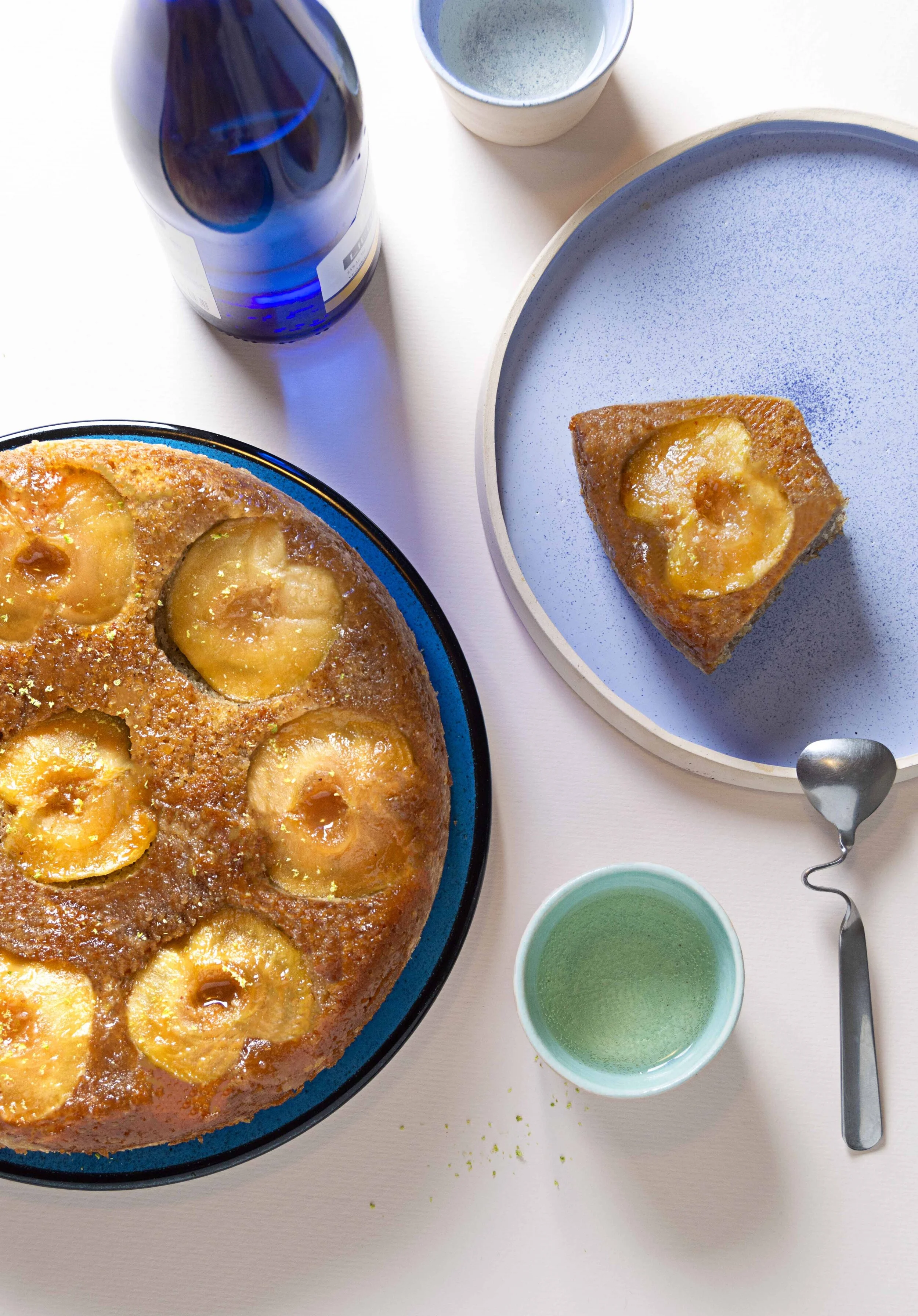 Pastel al revés de manzanas y almendras
