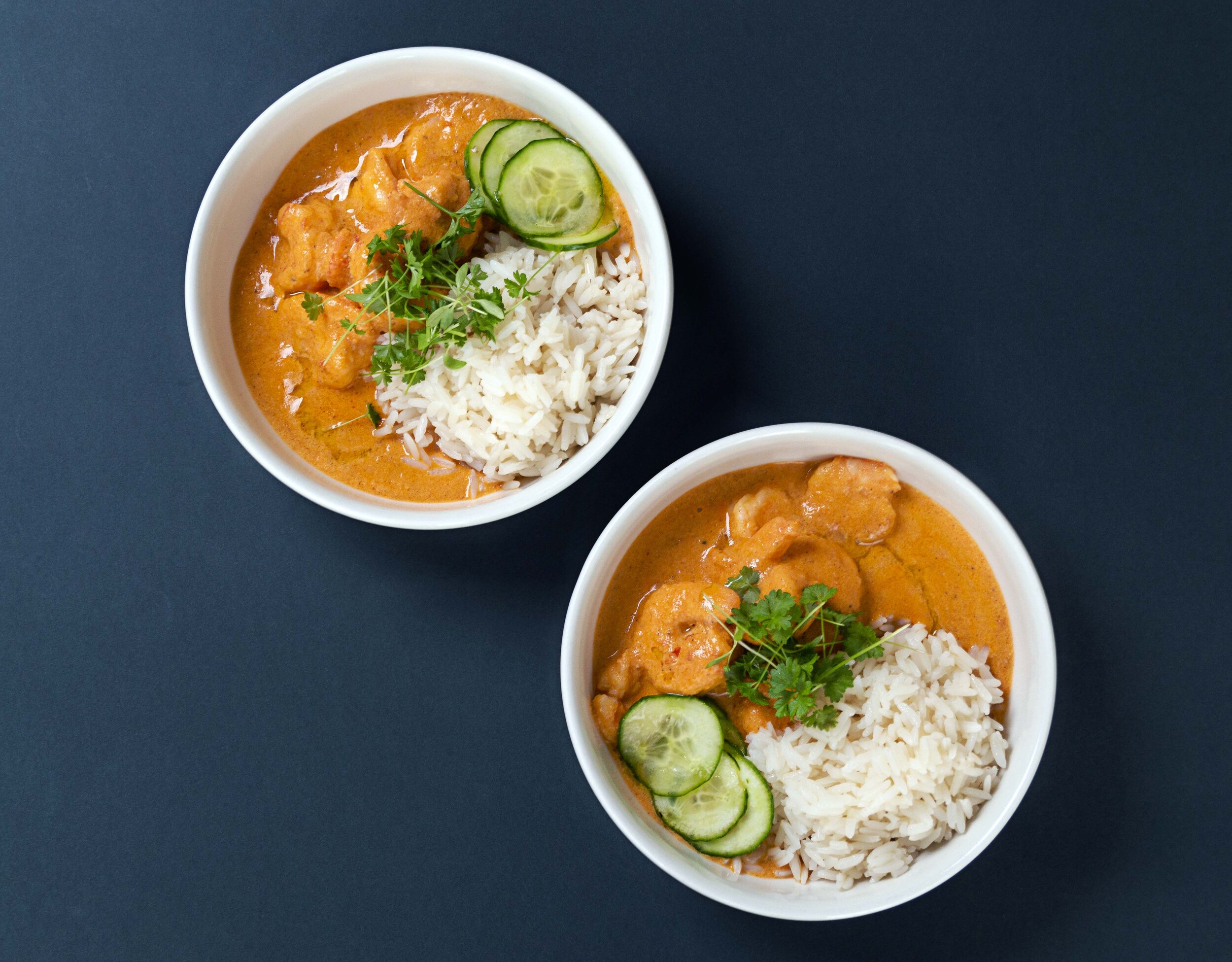 Curry de tomate y yogurt con camarones