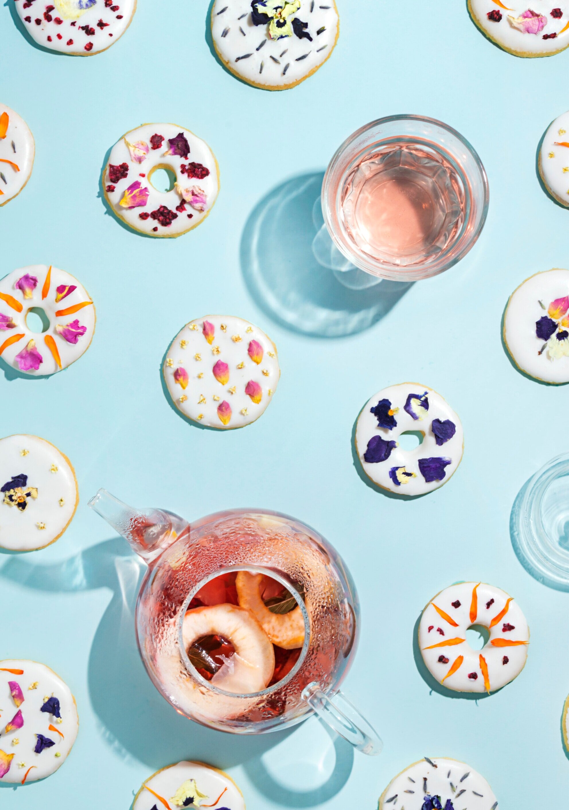 Galletas de limón con flores comestibles