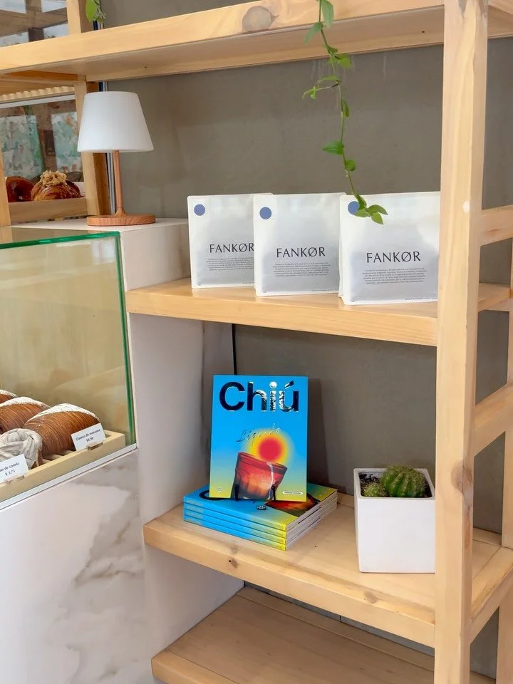 ☕️📖🫗 L&iacute;quida llega a @fankorcoffee 

Ahora puedes hojear la primera edici&oacute;n de @revistachiu mientras te tomas un cafecito Fank&oslash;r. 

Este es un espacio que nos encanta y venimos siguiendo desde hace a&ntilde;os, y nos alegra que