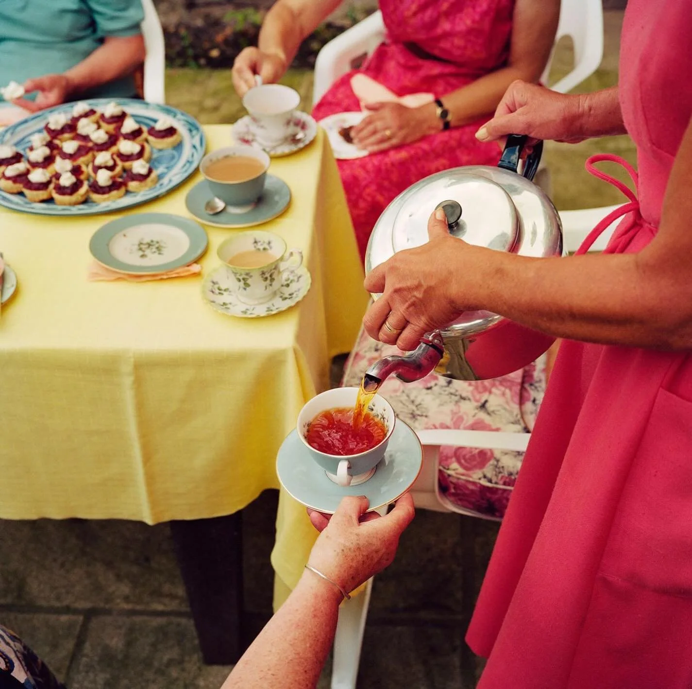 Martin Parr lo hizo todo, desde street photography y documental, hasta editoriales de moda y viajes, siempre con un gran ojo para la comida y bebida. En sus palabras: &ldquo;Me gusta crear ficci&oacute;n a partir de la realidad con la fotograf&iacute