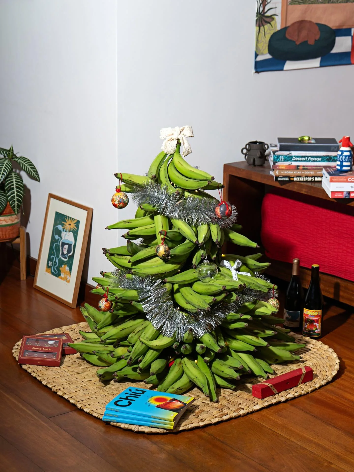 El &aacute;rbol de navidad que realmente queremos 🎄🍌

Si hubiese un &aacute;rbol de navidad que represente al Ecuador y muchos otros pa&iacute;ses de Latinoam&eacute;rica, ser&iacute;a este. 

Aunque el banano no es originario de Ecuador (fue intro