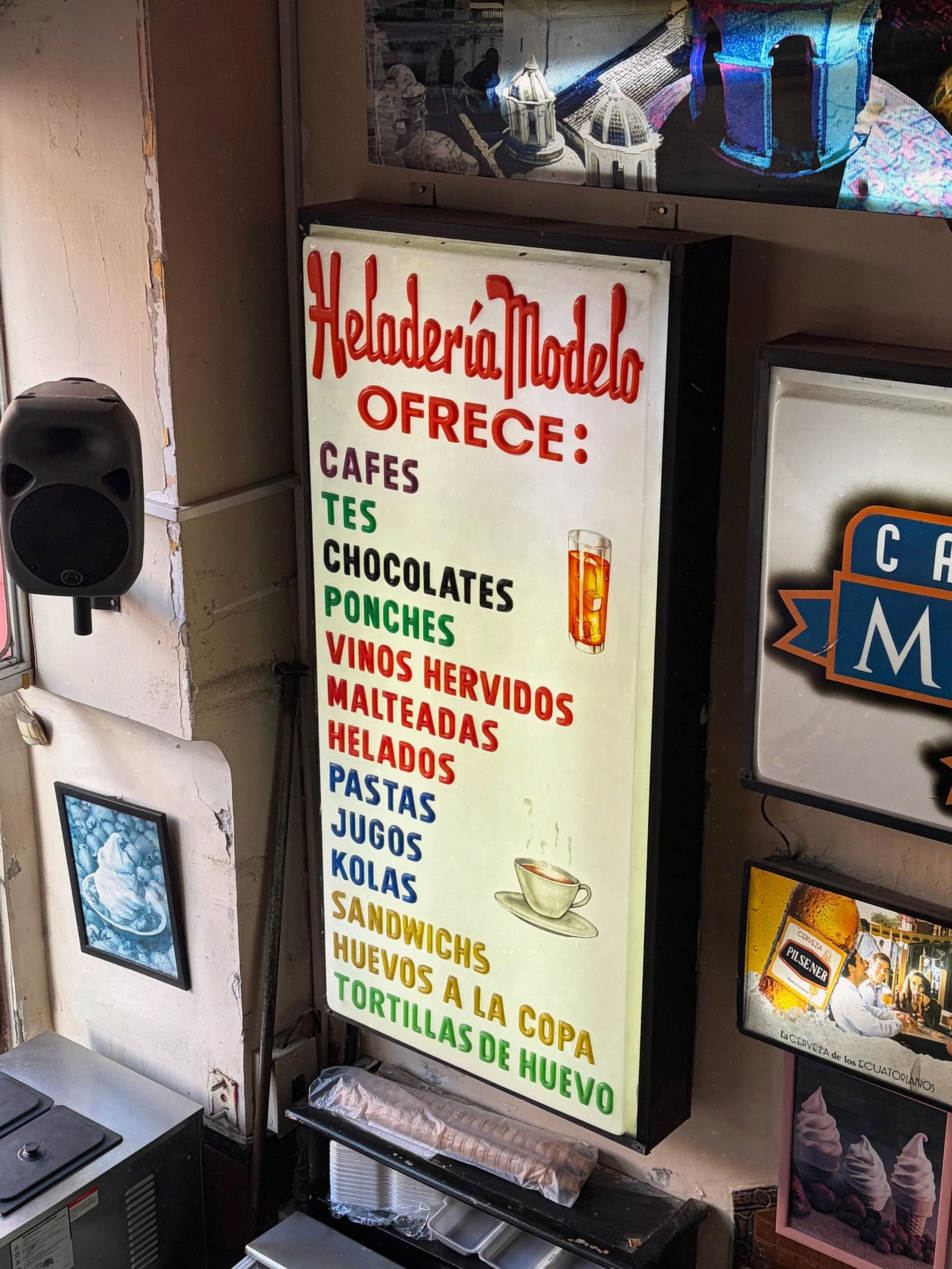 Momentos de nuestro primer tour de bebidas por el Centro Hist&oacute;rico de Quito con @casasantaclaraquito 🫗🫗🫗

Fue una tarde para deleitarnos con las delicias del centro y nerdear sobre historia de las bebidas y la gastronom&iacute;a ecuatoriana