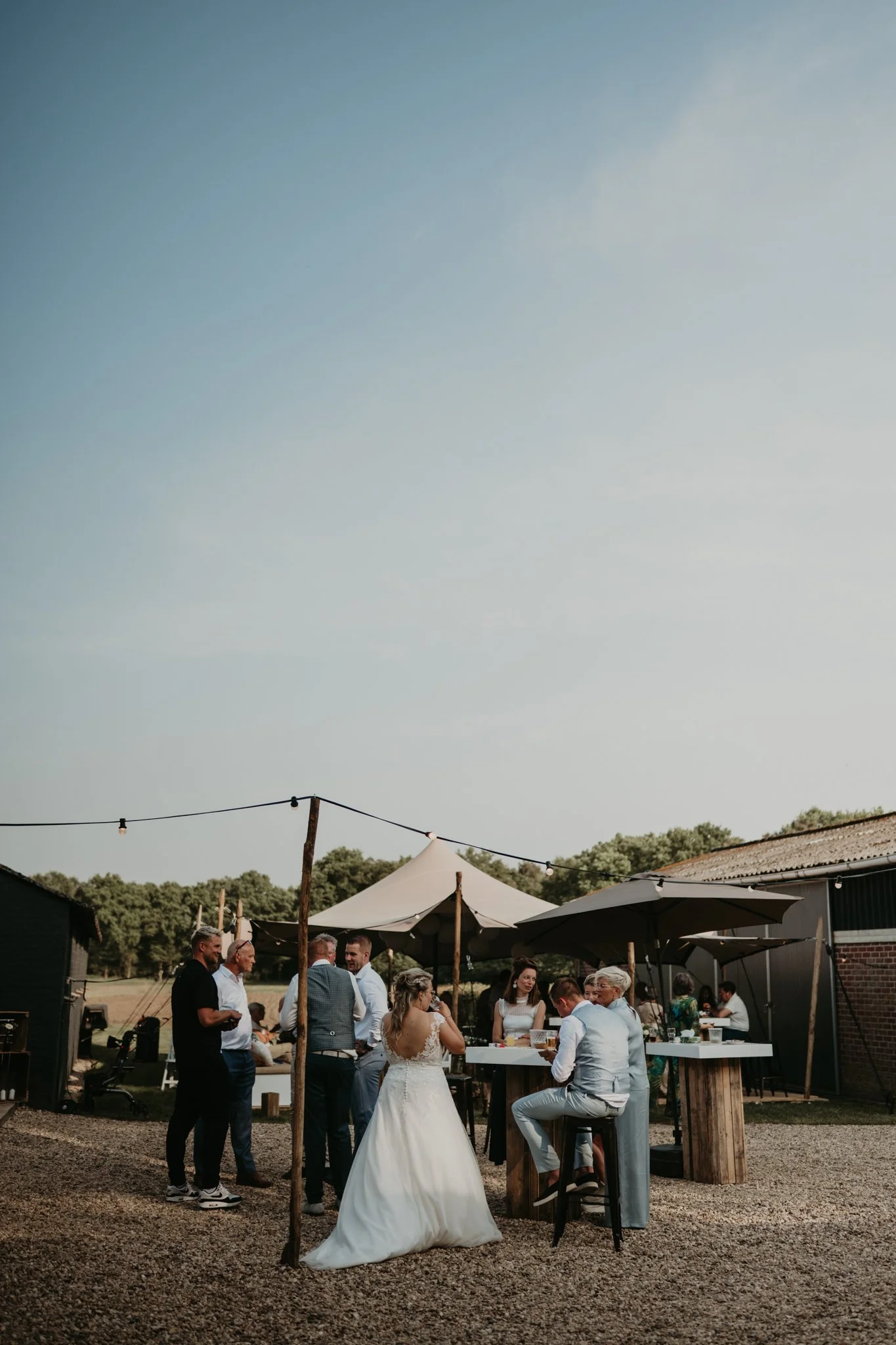 Buiten dineren tijdens bruiloft in festival sfeer