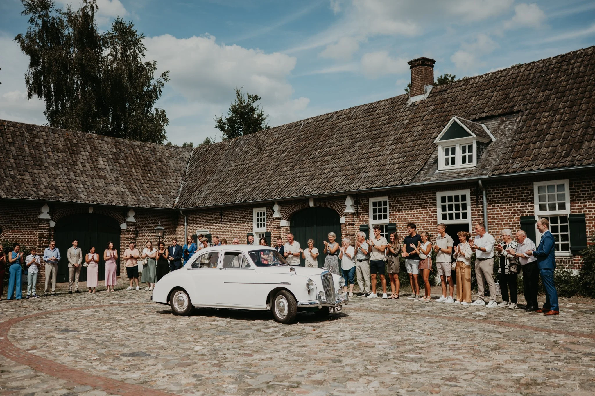 Stijlvolle aankomst bij de trouwauto in Land van Cuijk