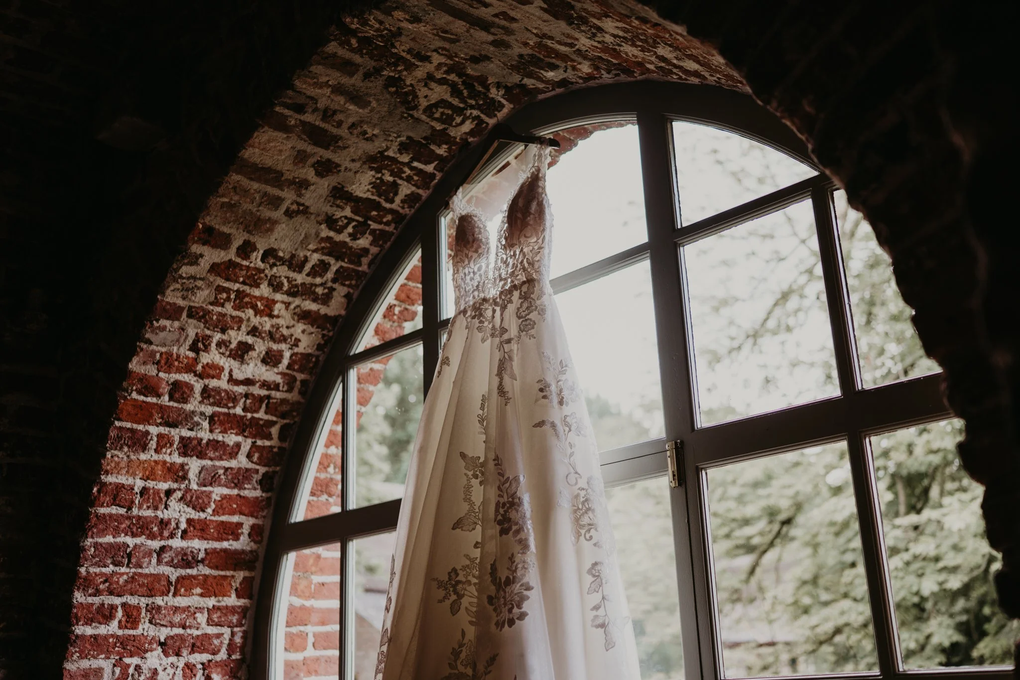 Trouwjurk in de torenkamer – Bruidsfotografie Kasteel Tongelaar