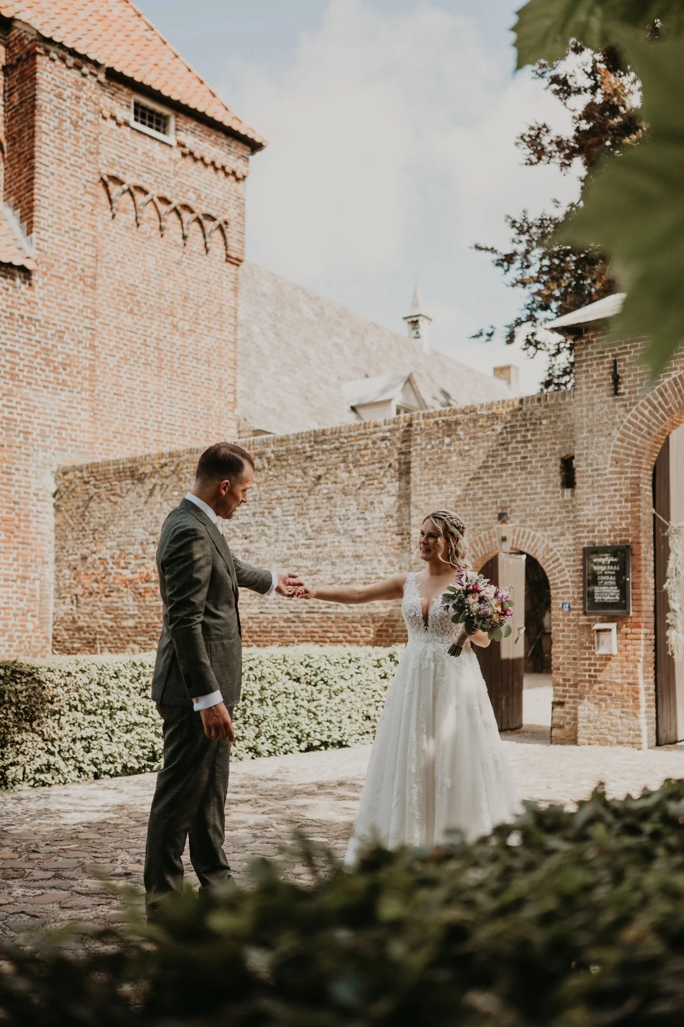 First look bruidspaar op de brug – Kasteel Tongelaar Bruiloft