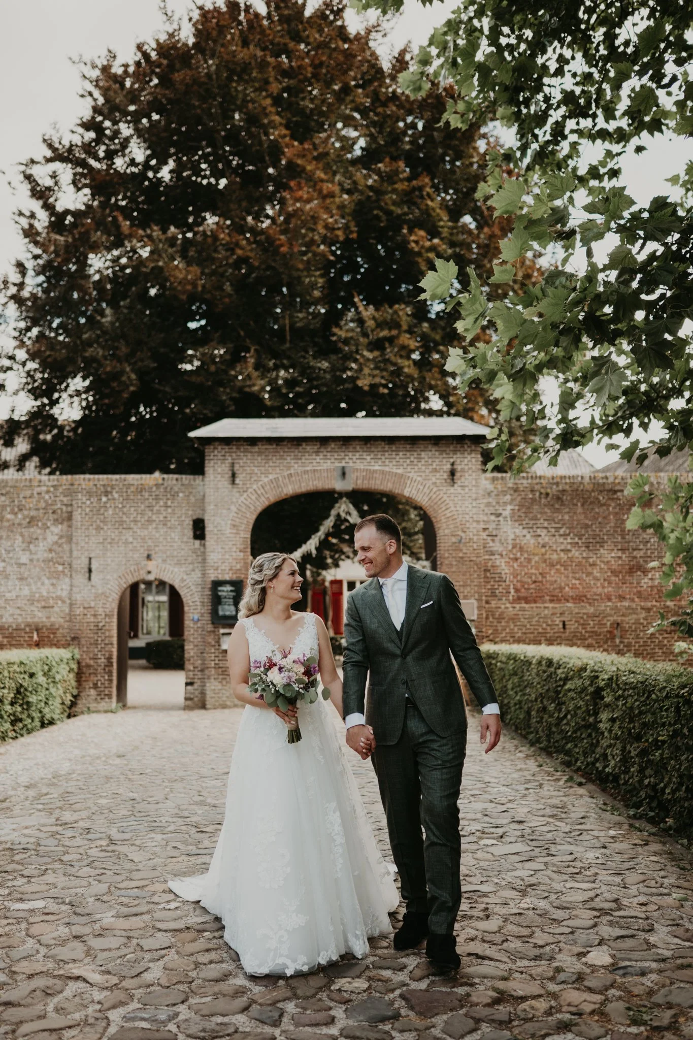 Fotoshoot bruidspaar voor Kasteel Tongelaar