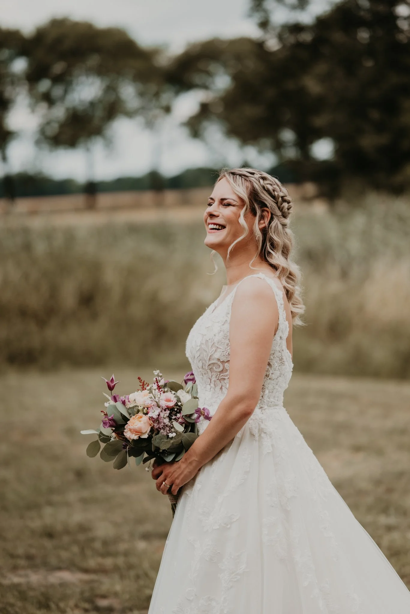 Bruid tijdens fotoshoot bij Kasteel Tongelaar