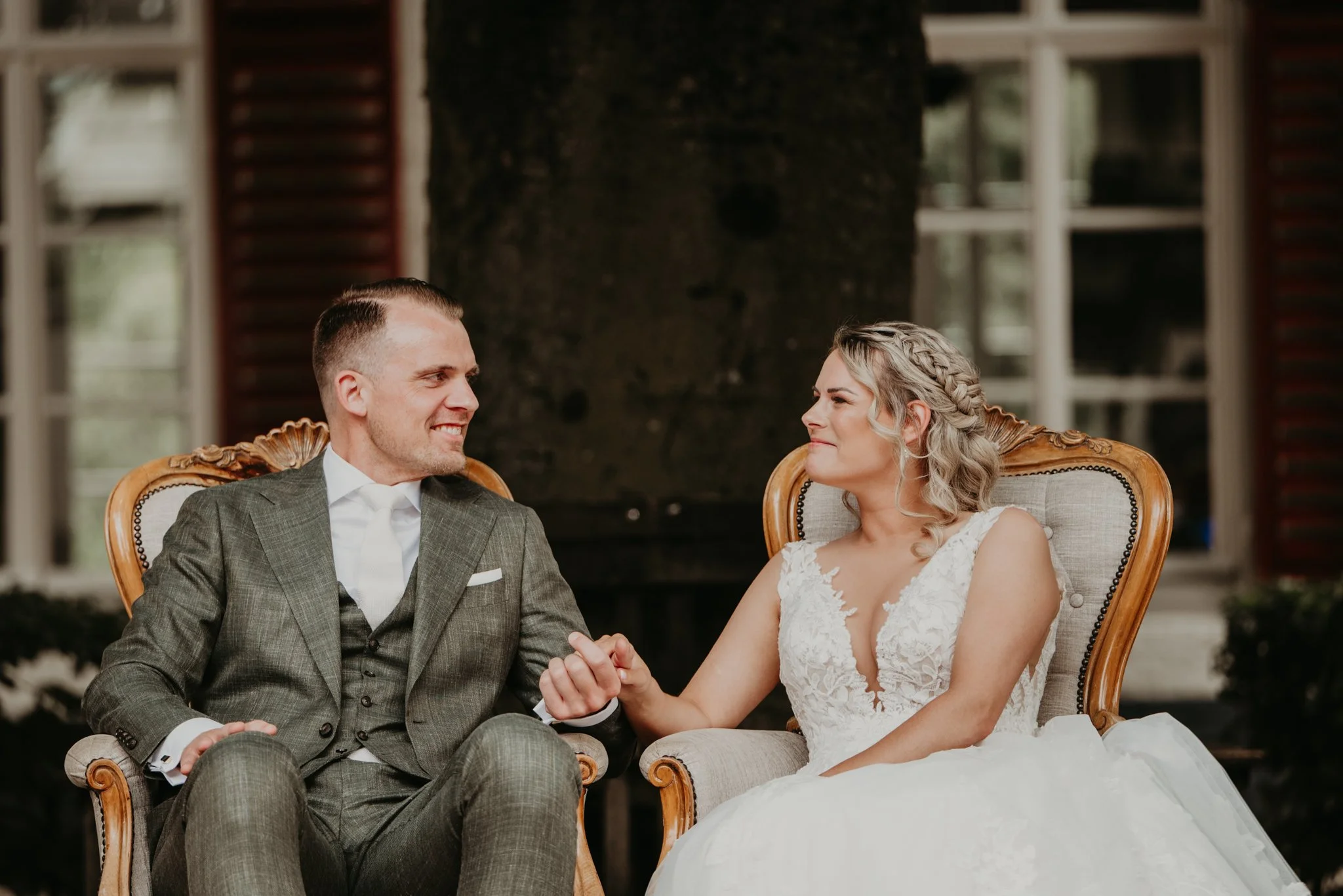 Bruidspaar tijdens trouwceremonie – Kasteel Tongelaar