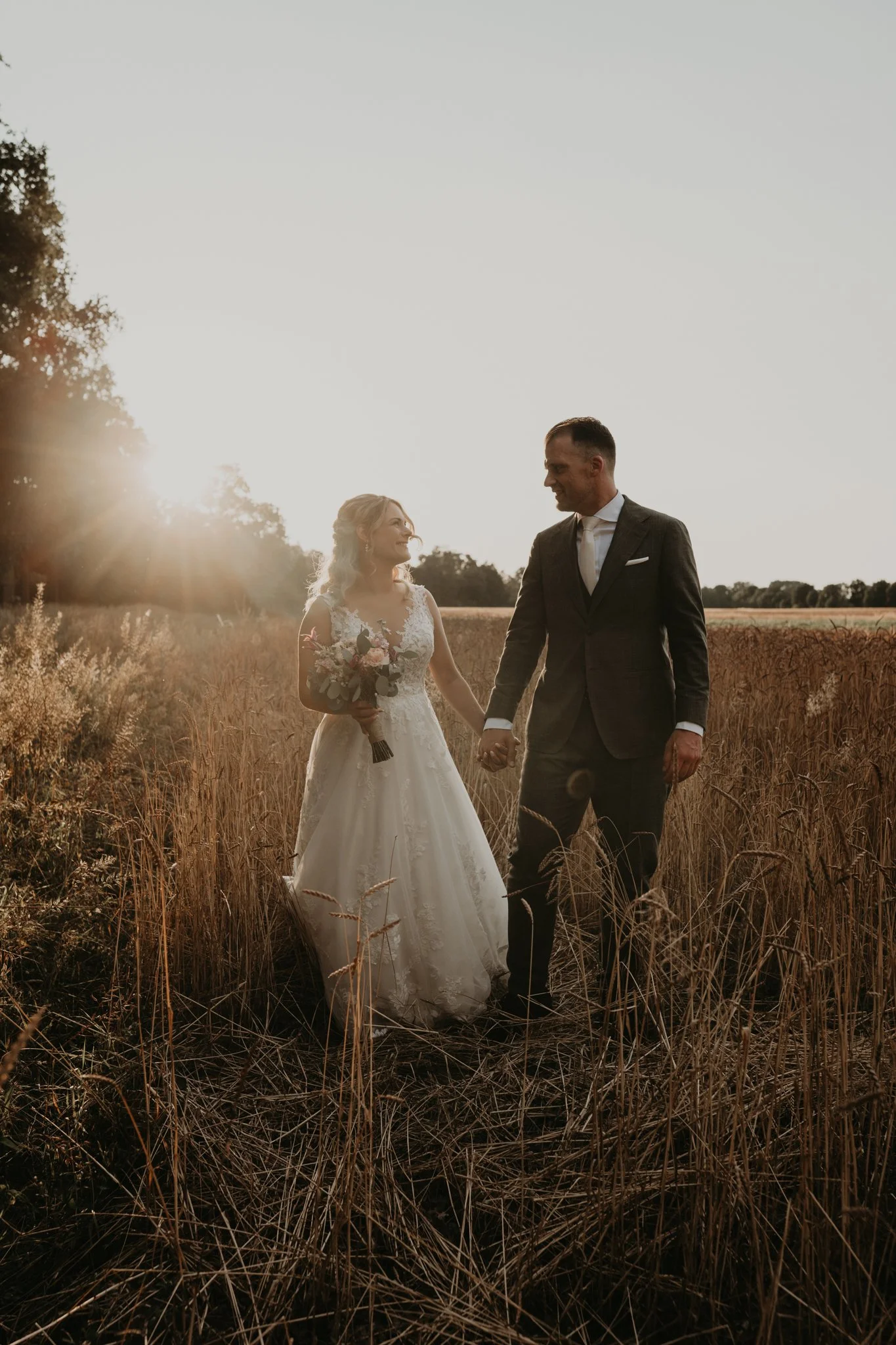 Fotoshoot bij zonsondergang – Bruiloft Noord Brabant