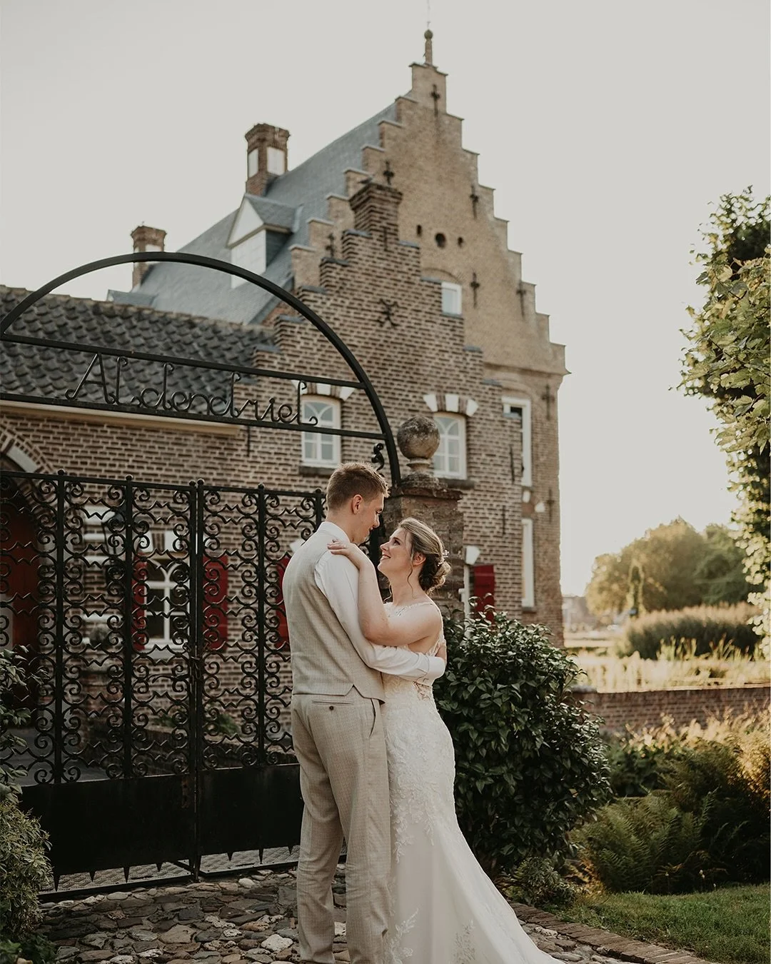 Bruiloft A &amp; F ✨
Wat een prachtige dag was dit! 💍 
A &amp; F gaven elkaar het jawoord bij Kasteel Aldendriel.
De aankomst in een oude trouwauto, het warme ontvangst door alle daggasten en het intieme moment in de knusse tuin&hellip; 🌿

Een dag 