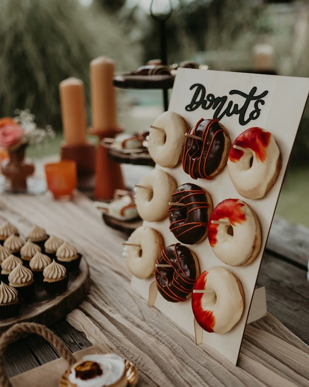 Van sweet table tot feest! 🍰 

De sweet table was helemaal in stijl van deze prachtige dag. En wat was hij lekker! Stiekem neem ik ook graag een klein stukje mee met als favoriet een heerlijk stuk bruidstaart. K &amp; S hadden naast de sweet table o