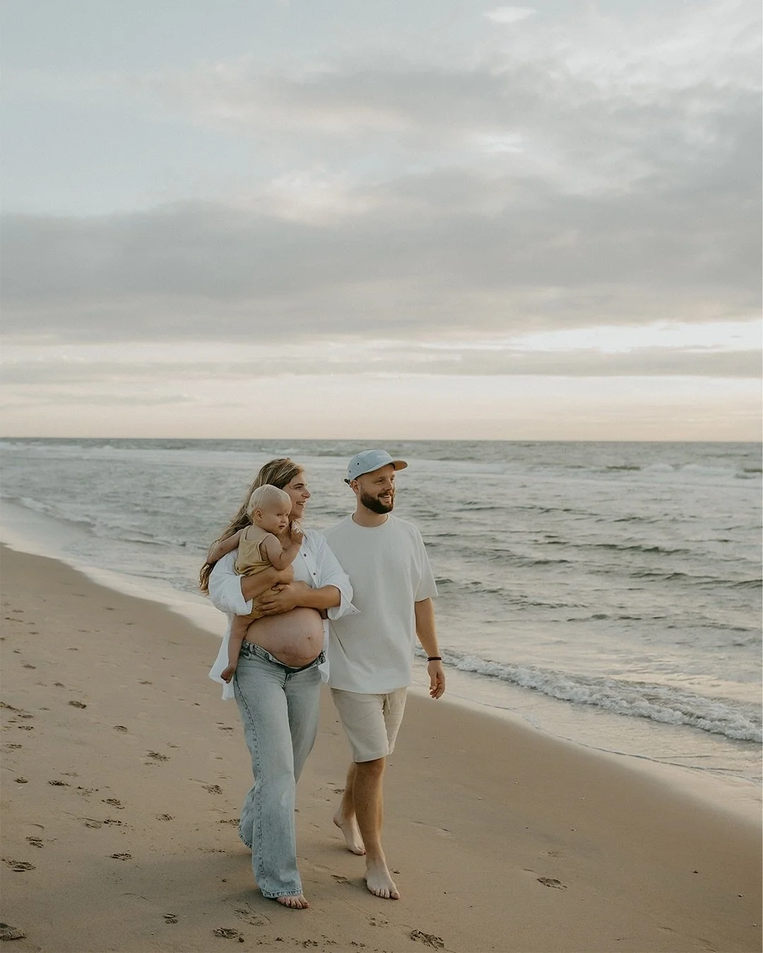 De uitgerekende datum komt steeds dichterbij.
De kleine groeit inmiddels al 39 weken in mijn buik en ik kan niet wachten om hem of haar in onze armen te sluiten. 💛
Wist je dat wij (net als bij Sam) niet weten of het een jongen of een meisje wordt?