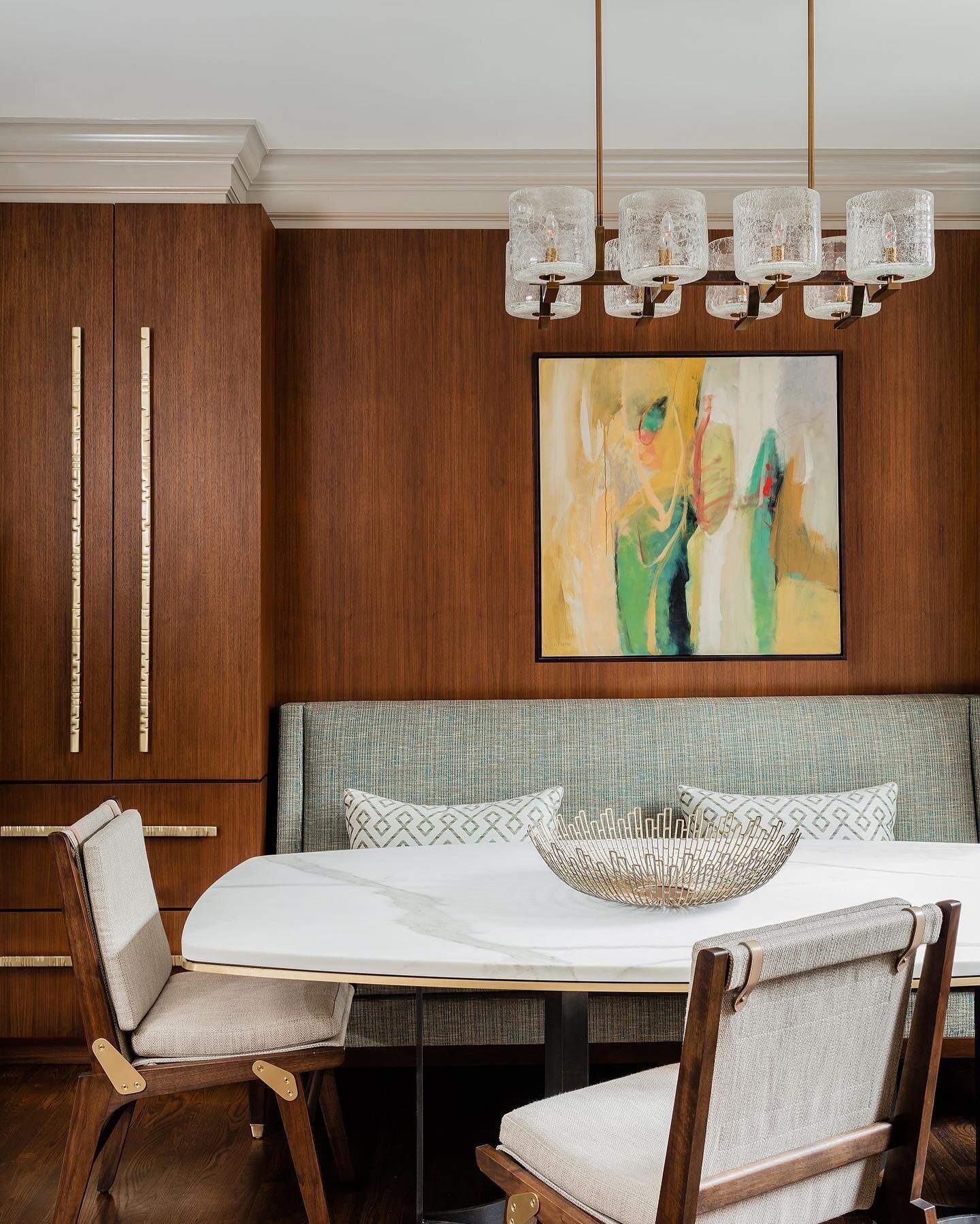 3/9 𝓐𝓻𝓵𝓲𝓷𝓰𝓽𝓸𝓷
-
Artwork by Clara Blalock hangs in the breakfast area, which is outfitted with a custom table and banquette with chairs by Richard Wrightman Design.
-
Photography: @michaeljleephotography