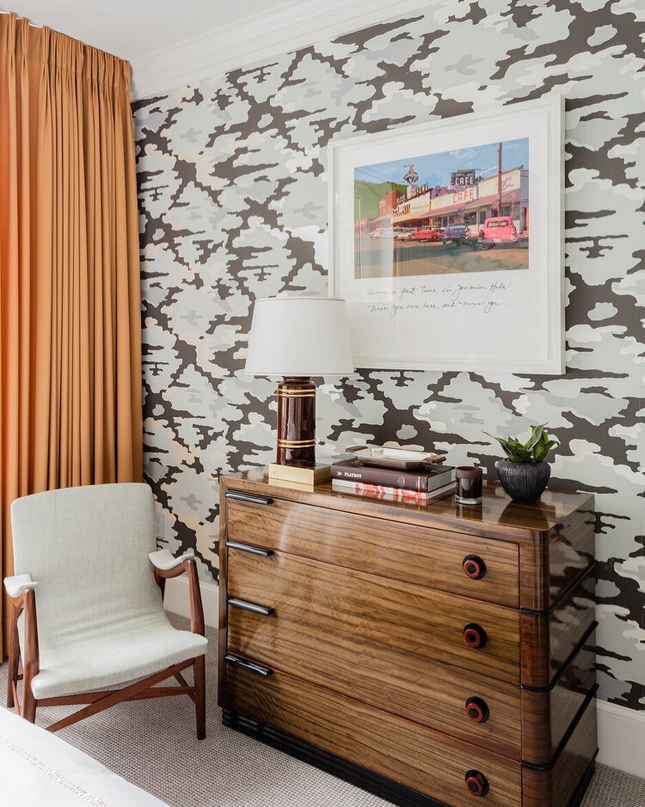 6/9 𝓐𝓻𝓵𝓲𝓷𝓰𝓽𝓸𝓷
-
Holland &amp; Sherry&rsquo;s Desert Storm fabric envelops another guest room, where artworks by David Lloyd Brown and a light fixture by French industrial designer Serge Mouille hang.