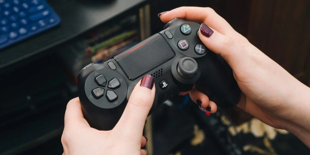 PC-gamepads-2x1-lowresDS4-hero.jpg