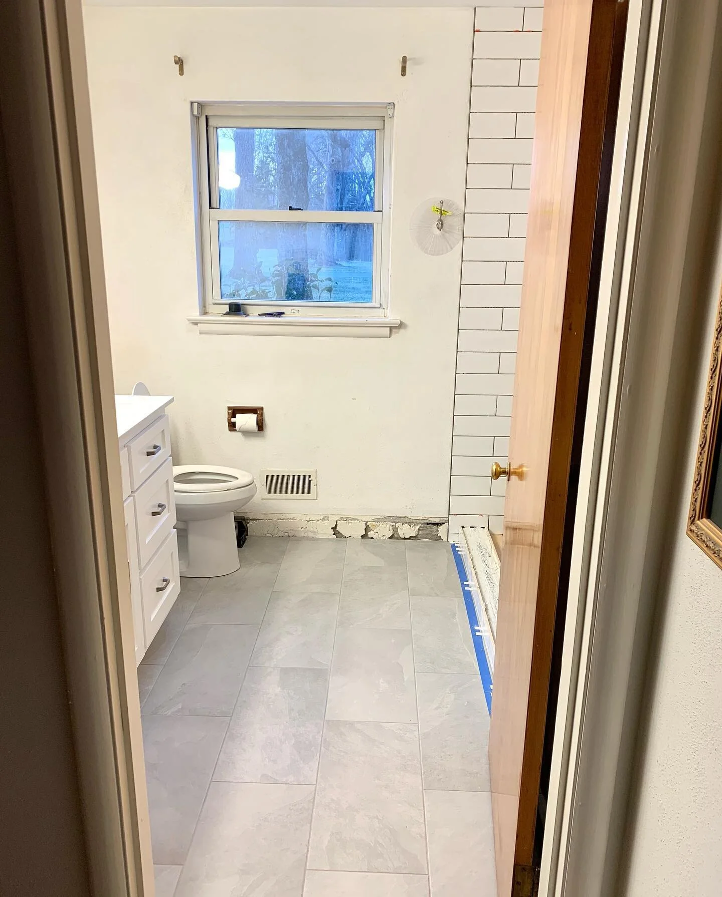 Progress pics!  This bathroom refresh is almost finished!! 🙌 
.
.
.

#refresh #diy #interiordesign #renovation #rentalproperty #design #fixerupper #beforeandafter #instagood #remodel #homeimprovement #homedesign #home #homedecor #interior #homesweet
