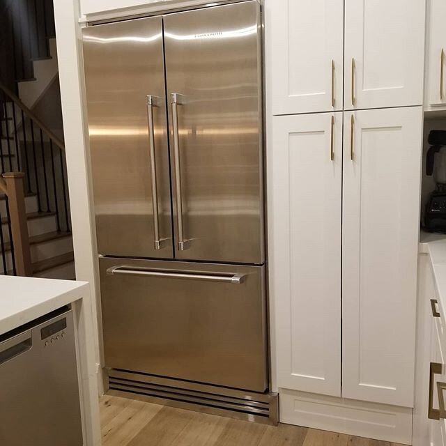 We wanted a fitted look for this @fisherpaykel fridge so we recessed it into the wall to make it counter depth and elevated it 8 inches atop this custom made stainless steel platform that also doubles as the air return vent
#outoftheboxthinking #wema