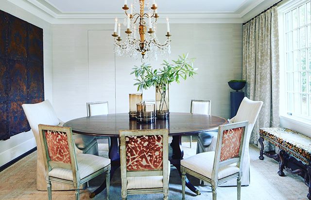 The Dining room calm before the holiday storm... is your dining room ready?
.
.
.
#marymcbrideinteriors #beautifultables #haveaseat #fallvibes #antiquelayers #textured #grasscloth #loveyourinteriors