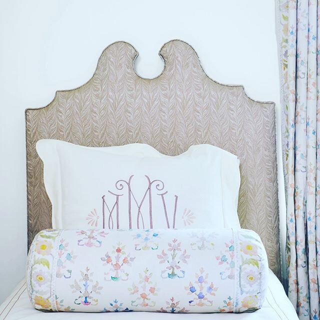 Rainy days need love too......
Photo by: @jallsopp
.
.
.
.
#rainraingoaway #marymcbrideinteriors #customupholstery #leontinelinens #robertkime #lavender #custombedding #loveyourinteriors #nomorerainydays